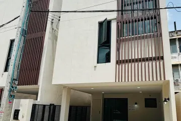 3 Bedroom Office for rent in Bang Chak, Bangkok near BTS Punnawithi