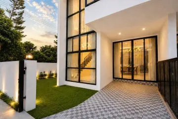 4 Bedroom Townhouse for rent in Na Kluea, Chonburi