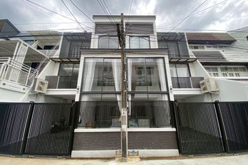 3 Bedroom Townhouse for sale in Khlong Tan Nuea, Bangkok