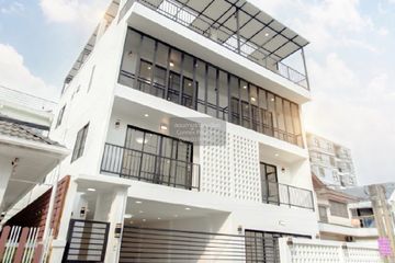 7 Bedroom House for sale in Sam Sen Nok, Bangkok