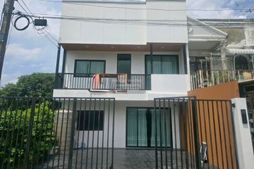 3 Bedroom Townhouse for sale in Bang Chak, Bangkok