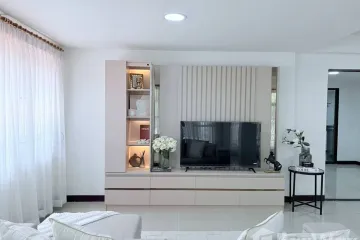 6 Bedroom House for rent in Huai Khwang, Bangkok near MRT Huai Khwang