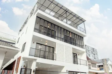 7 Bedroom Townhouse for sale in Sam Sen Nok, Bangkok