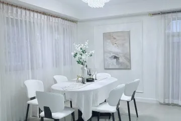 6 Bedroom House for rent in Huai Khwang, Bangkok