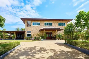 6 Bedroom House for sale in 
