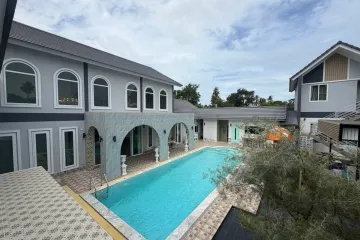 7 Bedroom House for sale in Na Kluea, Chonburi