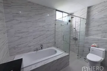 3 Bedroom House for rent in Saphan Sung, Bangkok