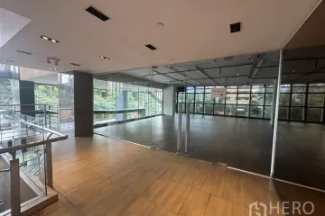 Commercial for rent in Khlong Tan Nuea, Bangkok