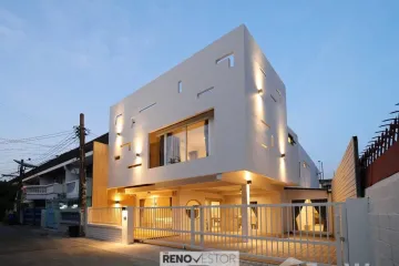 3 Bedroom Townhouse for Sale or Rent in Bang Kapi, Bangkok near MRT Pradit Manutham
