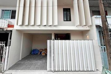 3 Bedroom Townhouse for sale in Chan Kasem, Bangkok near MRT Phawana