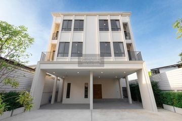 3 Bedroom House for sale in Bowon Niwet, Bangkok near MRT Sanam Luang
