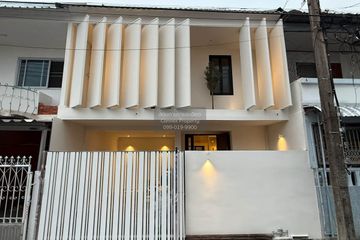 3 Bedroom Townhouse for sale in Chan Kasem, Bangkok near MRT Phawana