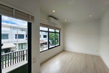 2 Bedroom Townhouse for sale in Dokmai, Bangkok
