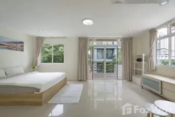 5 Bedroom House for rent in Khlong Tan Nuea, Bangkok