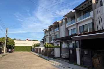 3 Bedroom Townhouse for sale in Tha Kham, Bangkok