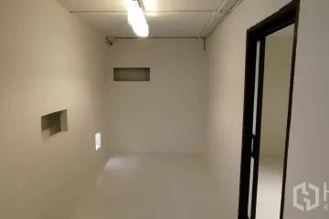 1 Bedroom Commercial for rent in Khlong Tan Nuea, Bangkok