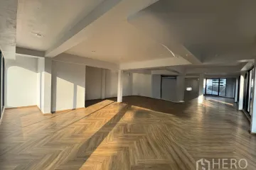 Commercial for rent in Khlong Tan Nuea, Bangkok