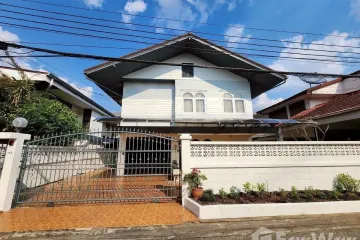 6 Bedroom House for rent in Huai Khwang, Bangkok