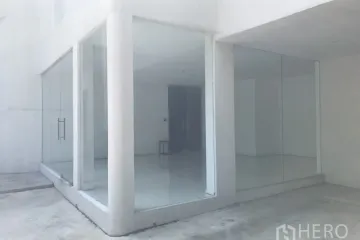 Commercial for rent in Khlong Tan Nuea, Bangkok
