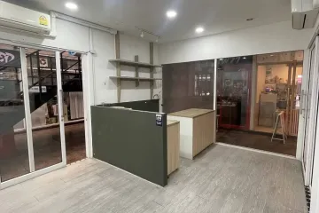 Commercial for rent in Khlong Tan Nuea, Bangkok