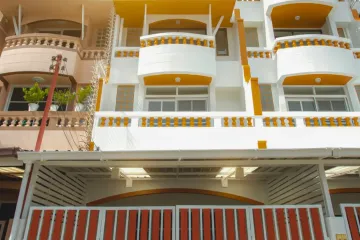 4 Bedroom Townhouse for sale in Sam Sen Nok, Bangkok near MRT Phawana