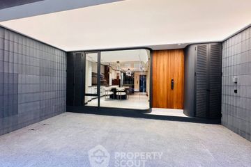 4 Bedroom Townhouse for sale in Baan Klang Krung British Town Thonglor, Khlong Tan Nuea, Bangkok