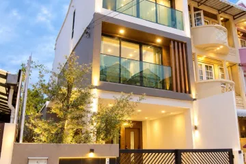 4 Bedroom Townhouse for sale in Lat Phrao, Bangkok
