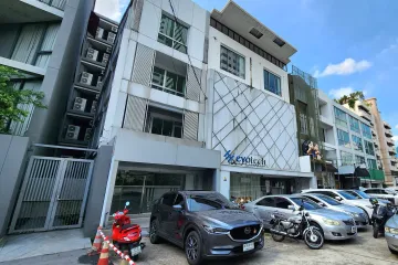 3 Bedroom Townhouse for sale in Khlong Tan Nuea, Bangkok