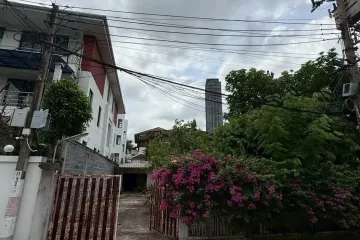 2 Bedroom House for rent in Khlong Tan Nuea, Bangkok