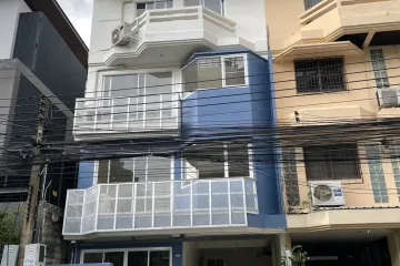 3 Bedroom Commercial for Sale or Rent in Huai Khwang, Bangkok
