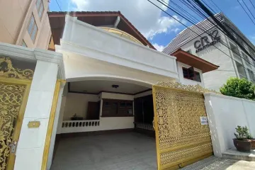 5 Bedroom House for rent in Huai Khwang, Bangkok