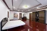 5 Bedroom House for rent in Huai Khwang, Bangkok