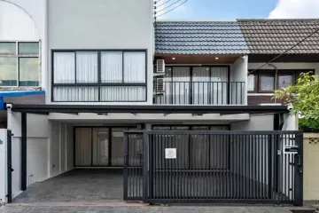 5 Bedroom Townhouse for rent in Khlong Tan Nuea, Bangkok