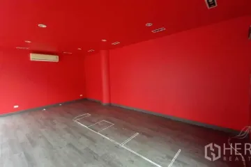 Commercial for rent in Bang Chak, Bangkok near BTS Punnawithi