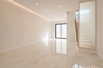 3 Bedroom Townhouse for sale in Chan Kasem, Bangkok