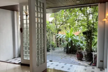6 Bedroom Townhouse for rent in Khlong Tan Nuea, Bangkok