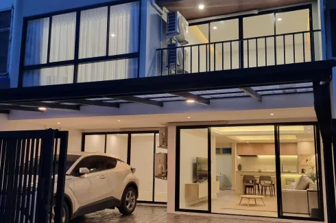 4 Bedroom Townhouse for sale in Khlong Tan Nuea, Bangkok