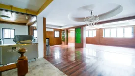 3 Bedroom Townhouse for sale in Thanon Nakhon Chai Si, Bangkok