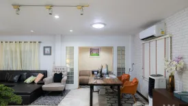 3 Bedroom House for sale in Khlong Tan Nuea, Bangkok