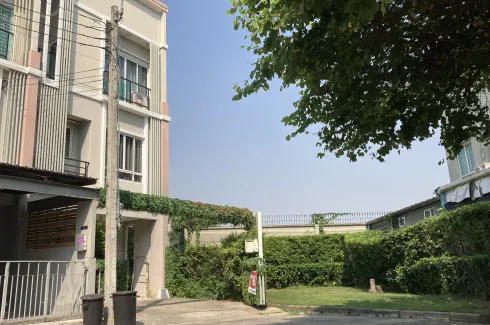 3 Bedroom Townhouse for sale in Patio Pattanakarn, Suan Luang, Bangkok