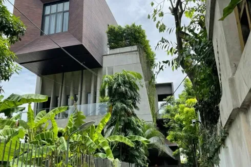 5 Bedroom Villa for sale in Khlong Tan Nuea, Bangkok