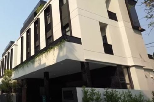 3 Bedroom Townhouse for sale in Hua Mak, Bangkok near MRT Ramkhamhaeng 12