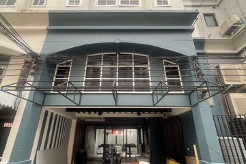 4 Bedroom Townhouse for sale in Khlong Tan Nuea, Bangkok