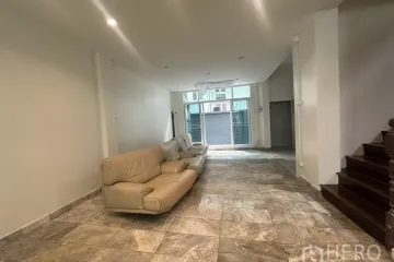 5 Bedroom Office for rent in Phra Khanong, Bangkok near BTS Phra Khanong