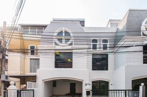 7 Bedroom Townhouse for rent in Khlong Tan Nuea, Bangkok