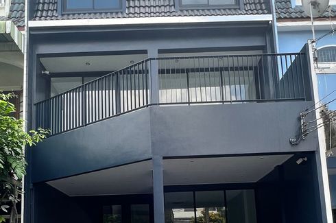3 Bedroom Townhouse for sale in Phra Khanong Nuea, Bangkok near BTS Ekkamai