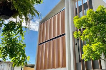 4 Bedroom House for sale in Khlong Tan Nuea, Bangkok