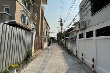 Land for rent in Bang Phong Pang, Bangkok