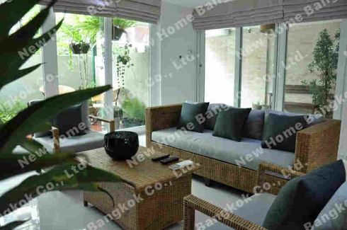 3 Bedroom Townhouse for sale in Khlong Tan Nuea, Bangkok