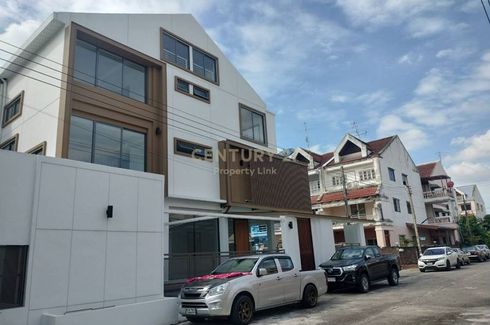 4 Bedroom Townhouse for sale in Lat Phrao, Bangkok